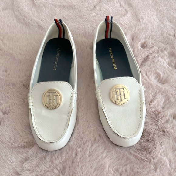 TOMMY HILFIGER WHITE LOAFERS SHOES SIZE 6 - Picture 1 of 6